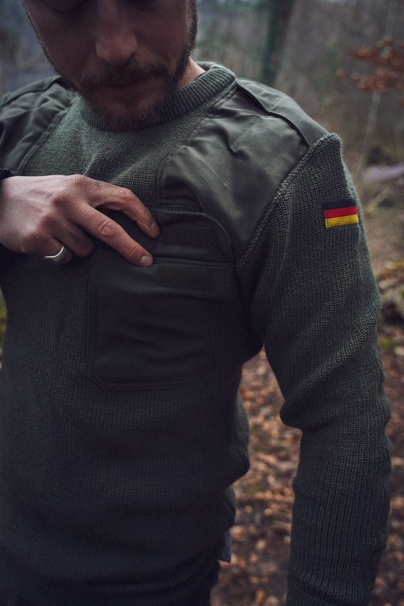 Laden Sie das Bild in Galerie -Viewer, {Original Bundeswehr Oliv Pullover - Strapazierfähiger Wollpullover in Olivgrün
